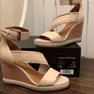 frye riviana feather wedge